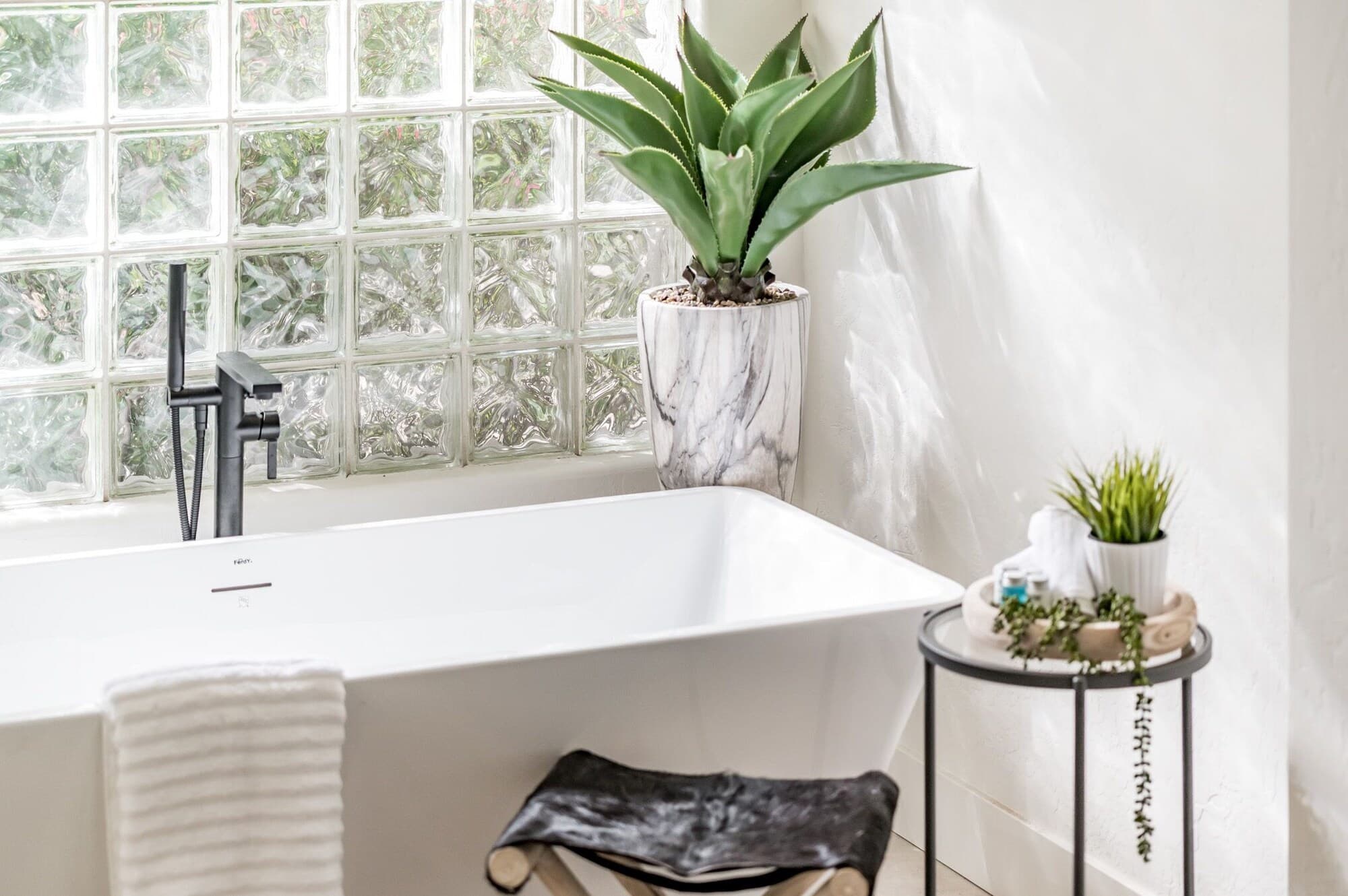 Modern full bathroom