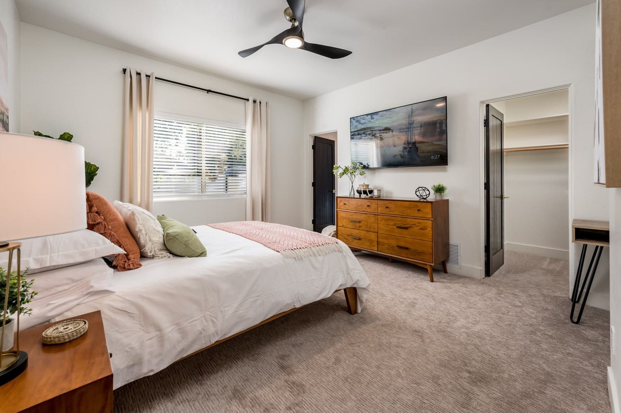 Middle queen bedroom with private vanity