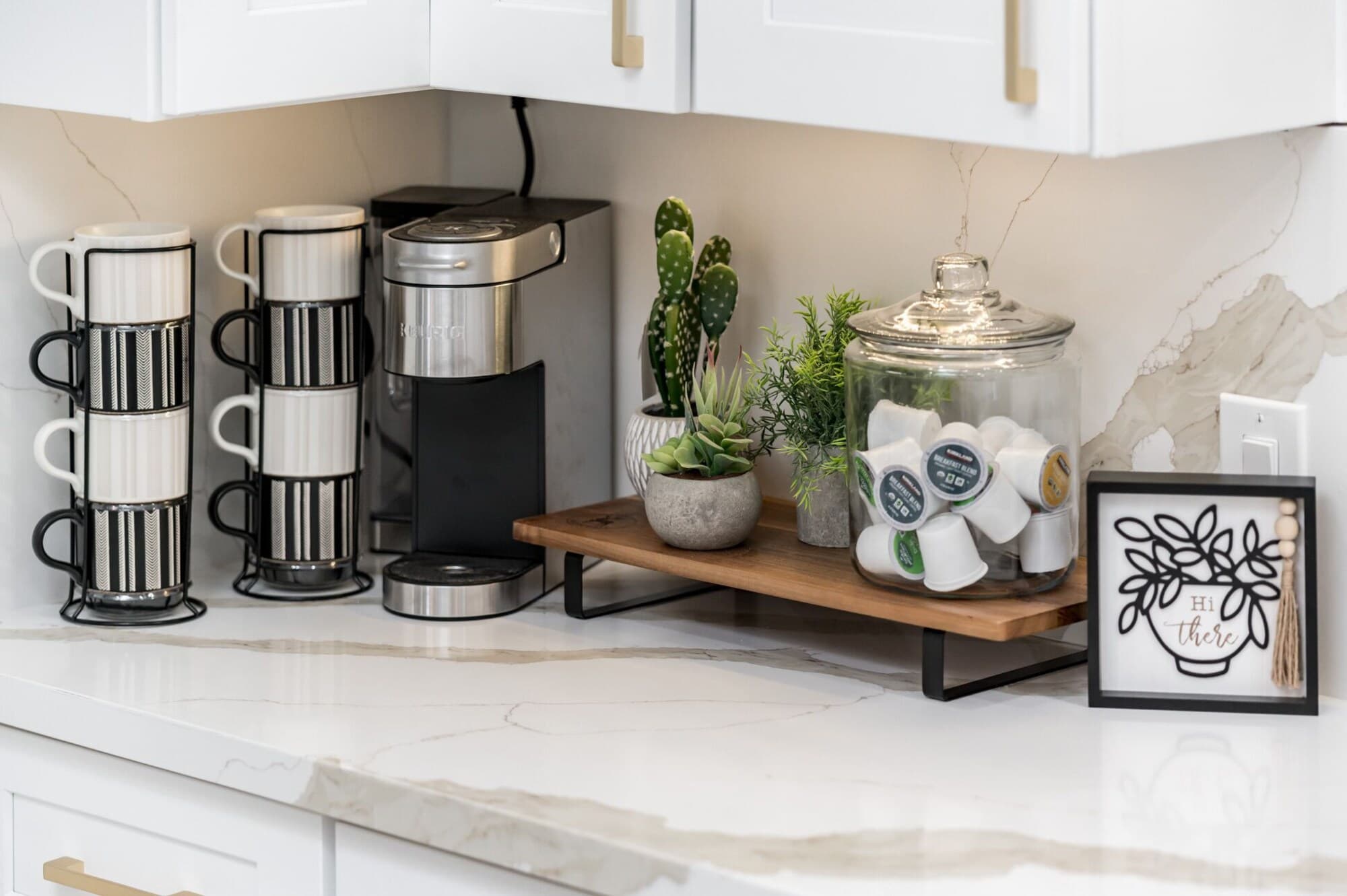 Kitchen and breakfast bar
